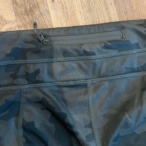 Lululemon crop camo leggings, worn once size 4